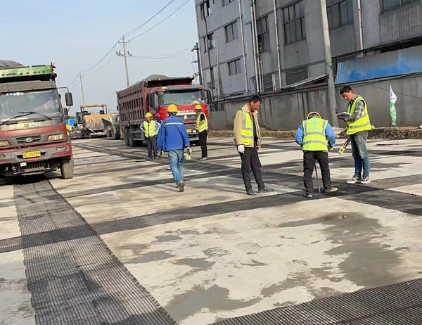 台州老材料的新故事：玻璃纤维土工格栅如何在‘白改黑’浪潮中重获新生？